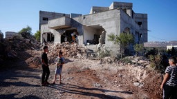 Palästinensische Kinder vor einem Wohnhaus nach einem israelischen Militäreinsatz südlich von Nablus.