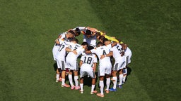 Symbolbild: Die deutsche Fußballnationalmannschaft bildet auf dem Spielfeld einen Kreis (29.06.2026).