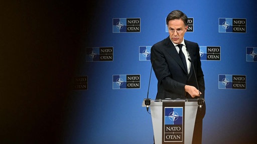 NATO-Generalsekretär Rutte auf einem Podium mit NATO-Logo (15.10.2025).