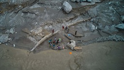 Menschen, deren Angehörige nach Sturzfluten weiterhin vermisst werden, führen symbolische Trauerrituale am Ufer des angeschwollenen Trishuli-Flusses im Bezirk Nuwakot in Nepal durch (02.09.2026).