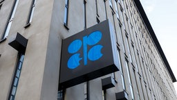Logo OPEC an einer Hausfassade, Archivbild 03.03.2022 