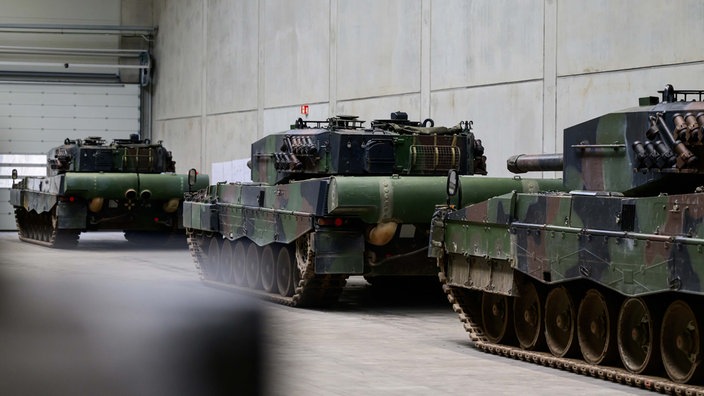 Kampfpanzer vom Typ Leopard 2A4 stehen in einer Halle von Rheinmetall.
