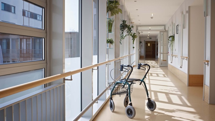 Symbolbild: Ein Rollator in einem menschenleeren Flur eines Pflegheims.