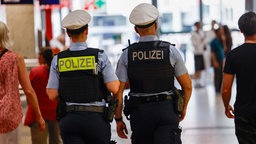 Symbolbild: Polizeibeamte in einem Bahnhof.
