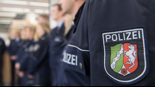 Symbolbild: Junge Menschen in der Uniform der Polizei NRW (2017)