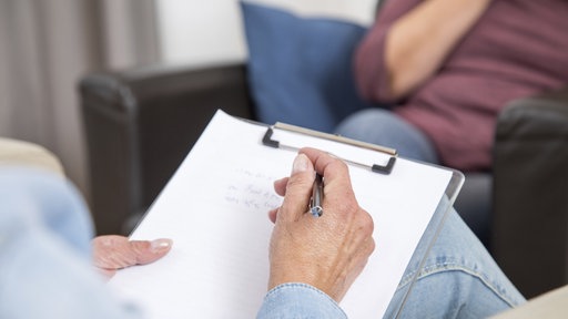 Eine Psychotherapeutin unterhält sich mit einer Patientin