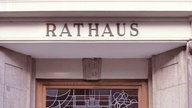 Symbolbild: Über einem Eingang steht "Rathaus".