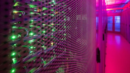 LEDs leuchten in einem Serverschrank in einem Rechenzentrum.