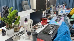 Computer und Geräte während einer Razzia in einem Betrugszentrum in Phnom Penh (15. juli 2025)
