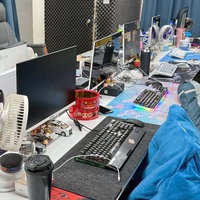 Computer und Geräte während einer Razzia in einem Betrugszentrum in Phnom Penh (15. juli 2025)