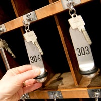 Hand greift nach Hotelzimmerschlüssel