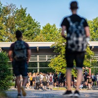Symbolbild: Junge Menschen auf einem Schulhof.