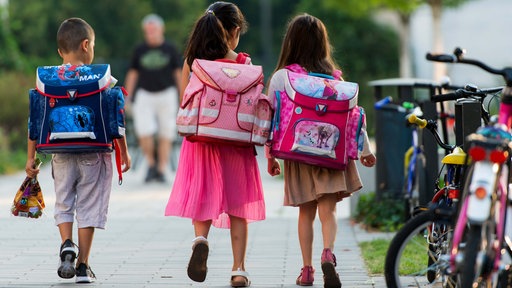 Symbolbild: Kinder mit Schulranzen auf einem Gehweg (2016).
