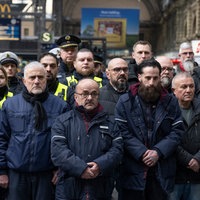 Beschäftigte der Bahn und der Bundespolizei in Frankfurt/Main halten am 04.02.2026 eine Schweigeminute ab, um einem getöteten Zugbegleiter zu gedenken.