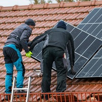 Solaranlage wir dauf ein Dach montiert
