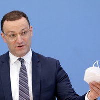 Jens Spahn (bei der Aufnahme Bundesgesundheistminister) hält auf einer Pressekonferenz am 18.06.2021 eine FFP2-Maske hoch