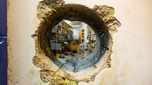 Blick durch ein Loch in der Wand in den Archivraum der Sparkasse Gelsenkirchen.