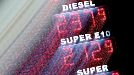 Spritpreis-Anzeige an einer nächtlichen Star-Tankstelle. 