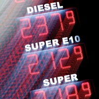 Spritpreis-Anzeige an einer nächtlichen Star-Tankstelle. 