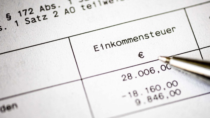 Nahaufnahme eines Steuerbescheids. 