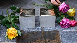 Archivbild aus Halle (Saale): Zwei neue Stolpersteine werden im Stadtzentrum zum Gedenken an das Ehepaar Hubert und Lina Totzke verlegt.