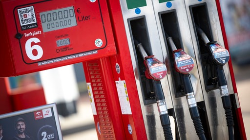 Eine rote Zapfsäule an einer Tankstelle.