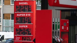 Symbolbild: Anzeige der Spritpreise an einer Tankstelle (23.07.2026).