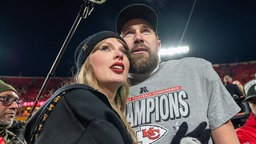 Kansas City Chiefs Football-Spieler Travis Kelce und seine Freundin, US-Popstar Taylor Swift, feiern den Sieg der Kansas City Chiefs.