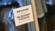 Symbolbild: Aushang "Wir suchen Teilzeitkraft und Aushilfe".