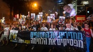 Demonstranten in Tel Aviv protestieren gegen die Kriegsziele der Regierung Netanjahu. 
