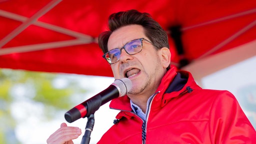 Düsseldorf: Thorben Albrecht, Vorsitzender des DGB NRW, spricht auf einer Demonstration. 