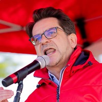 Düsseldorf: Thorben Albrecht, Vorsitzender des DGB NRW, spricht auf einer Demonstration. 