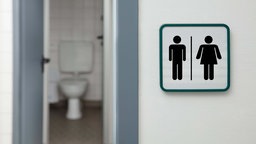 Blick in eine öffentliche Toilette.