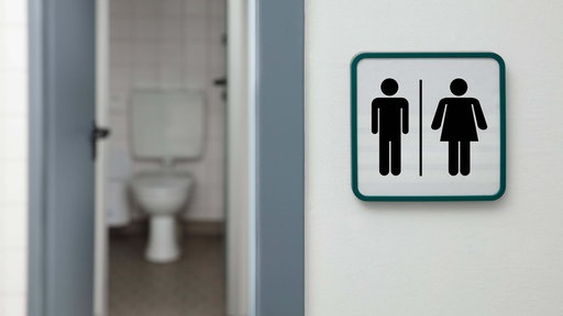 Blick in eine öffentliche Toilette.