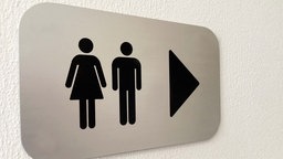 Hinweischild zu einer Toilette.