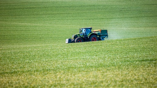 Ein Traktor auf einem Feld