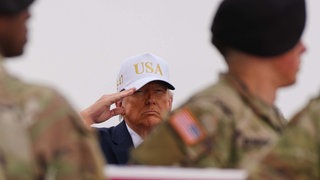 Symbolbild: US-Präsident Trump salutiert, während US-Soldaten einen Sarg mit den sterblichen Überresten eines US-Soldaten, der bei einem iranischen Angriff auf eine Kommandozentrale in Kuwait getötet wurde, vorbei tragen (07.03.2026).