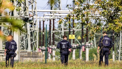 Einsatzkräfte einer Polizeihundertschaft durchsuchen großräumig die Umgebung eines Umspannwerks in Brandenburg (02.09.2026).