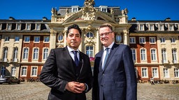 Johannes Wessels (r), Rektor der Universität Münster, und Mouhanad Khorchide, Direktor des Zentrums für Islamische Theologie und Gründungsdekan der neuen Islamisch-Theologische Fakultät vor dem Schloss zu Münster (22.04.2026).
