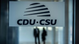 Symbolbild: Logo der CDU/CSU Fraktion im Bundestag an der Glastür zu den Fraktionsräumen.