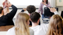 Symbolbild: Eine Gruppe junger Menschen beim Schulunterricht.