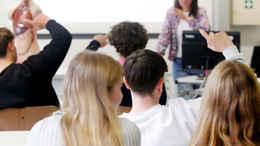 Symbolbild: Eine Gruppe junger Menschen beim Schulunterricht.
