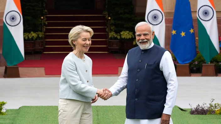 Der indische Premierminister Narendra Modi schüttelt die Hand der Präsidentin der Europäischen Kommission Ursula von der Leyen. Archivbild: 28.02.2025