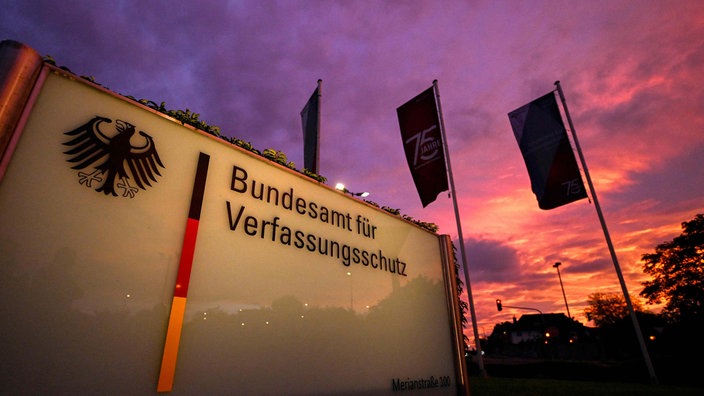 Symbolbild: Eingang des Bundesamts für Verfassungsschutz in Köln