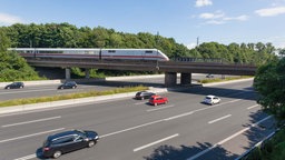 Symbolbild: Ein ICE fährt auf einer Brücke über eine Autobahn (2021).