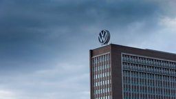 Dunkle Wolken über der VW-Konzernzentrale in Wolfsburg.