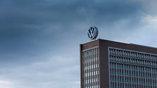 Dunkle Wolken über der VW-Konzernzentrale in Wolfsburg.