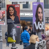 Wahlplakate verschiedener Parteien zur Bundestagswahl 2025.