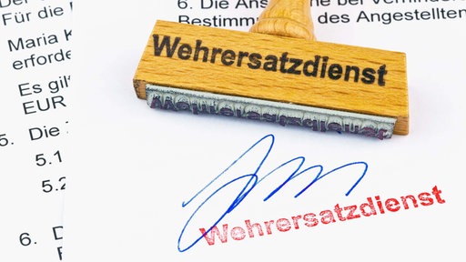Symbolbild: Ein Stempel mit dem Schriftzug "Wehrersatzdienst" liegt auf einem Dokument.