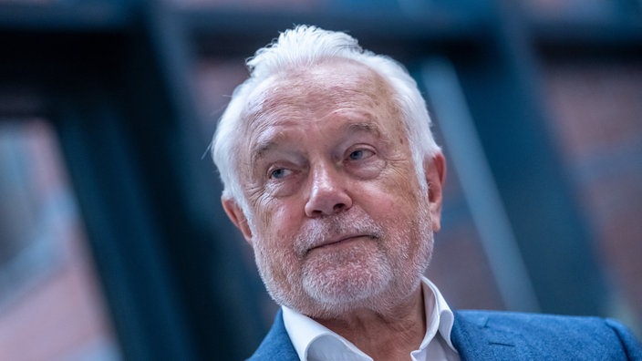 Close-Up: Wolfgang Kubicki (FDP) steht vor der Pressekonferenz am 23.03.2026 in der Bundeszentrale der FDP.